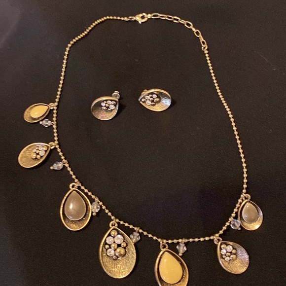 💎 Gold tone Necklace with Pierced Earring Set - Picture 10 of 11
